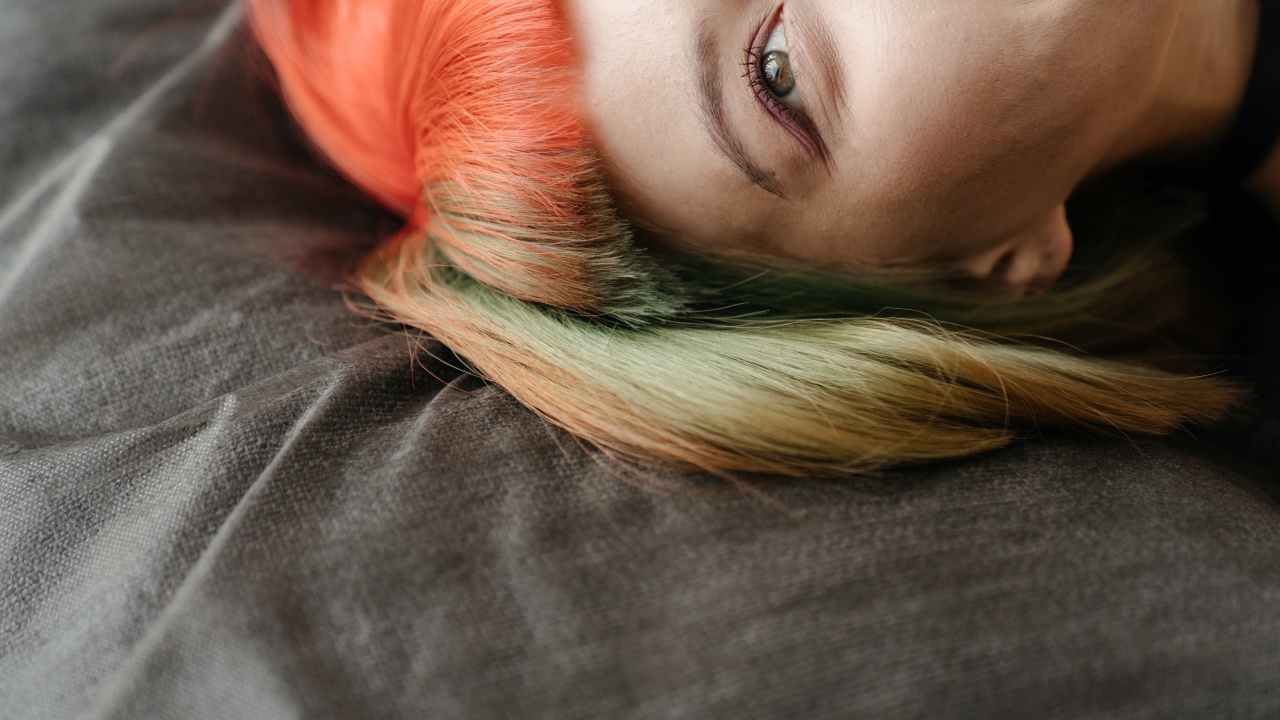 Ciocche bicolore, lo skunk hair è il trend 2023